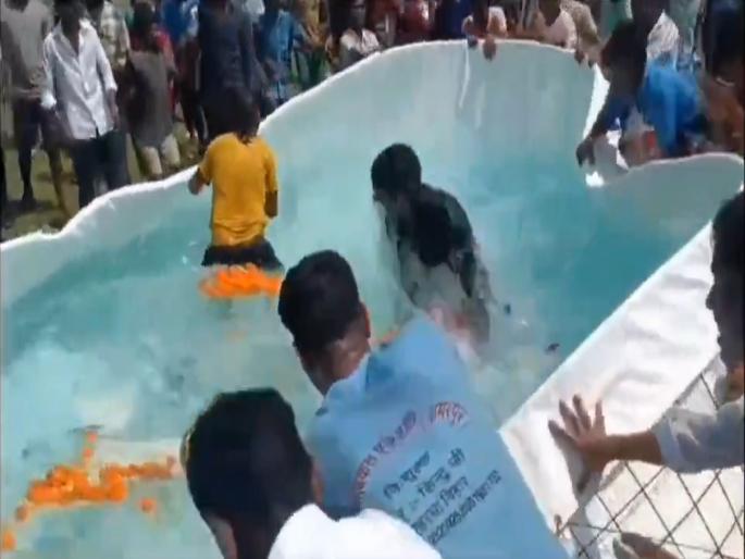 people looted fishes from tank after cm nitish kumar left rally | मुख्यमंत्री जाताच माशांवर तुटून पडले, नितीश कुमारांच्या नावाने केली फिश पार्टी; पाहा video... people looted fishes from tank after cm nitish kumar left rally | मुख्यमंत्री जाताच माशांवर तुटून पडले, नितीश कुमारांच्या नावाने केली फिश पार्टी; पाहा video...