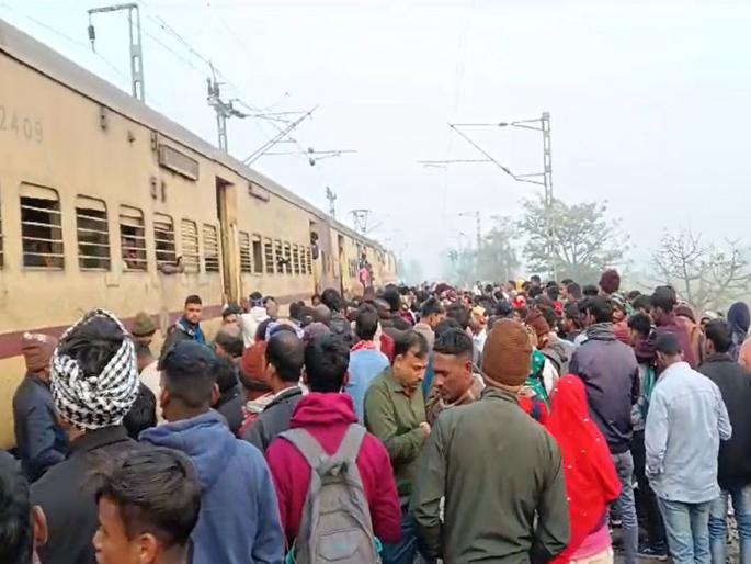 In Bihar A man was shot dead on board the Gaya-Howrah Express near Kiul railway station | चालत्या ट्रेनमध्ये भरदिवसा हत्या; युवकाच्या डोक्यात गोळी झाडून आरोपी पळून गेले In Bihar A man was shot dead on board the Gaya-Howrah Express near Kiul railway station | चालत्या ट्रेनमध्ये भरदिवसा हत्या; युवकाच्या डोक्यात गोळी झाडून आरोपी पळून गेले