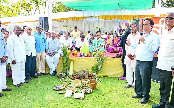 Organic grains, vegetable and Gavran bazaar of indigenous seeds: The enthusiasm of the celebration of the festival of seeds | सेंद्रिय धान्य, भाजीपाला, देसी बियाण्यांचा गावरान बाजार : बीजोत्सवला उत्साही सुरुवात Organic grains, vegetable and Gavran bazaar of indigenous seeds: The enthusiasm of the celebration of the festival of seeds | सेंद्रिय धान्य, भाजीपाला, देसी बियाण्यांचा गावरान बाजार : बीजोत्सवला उत्साही सुरुवात