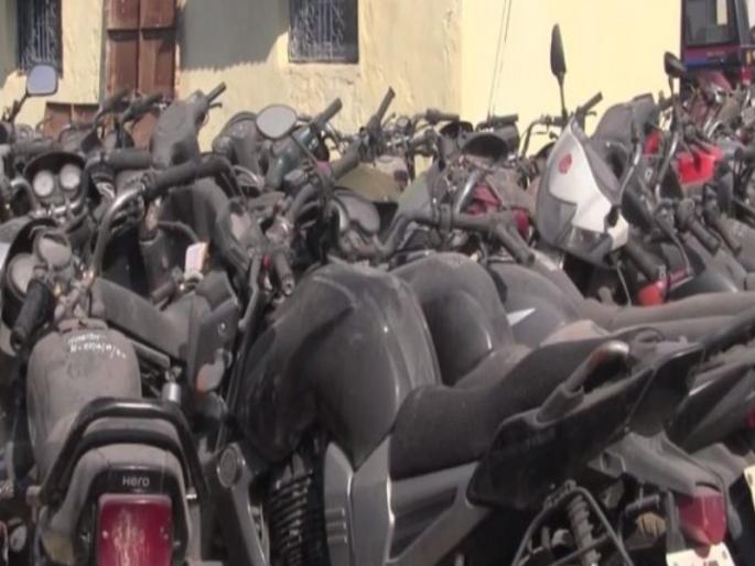 Pune Municipal Corporation impounds 535 abandoned vehicles on roads Start of the auction process | पुणे महापालिकेेने रस्त्यावरील ५३५ बेवारस वाहने केली जप्त; लिलावाच्या प्रक्रियेला सुरवात Pune Municipal Corporation impounds 535 abandoned vehicles on roads Start of the auction process | पुणे महापालिकेेने रस्त्यावरील ५३५ बेवारस वाहने केली जप्त; लिलावाच्या प्रक्रियेला सुरवात