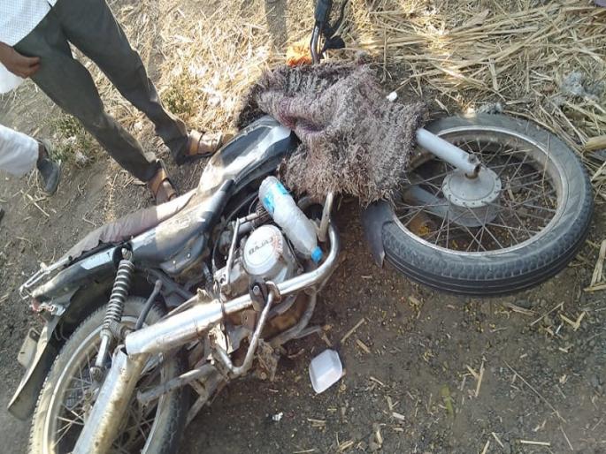 A family returning from marriage meet an accident near the Vadwani; Three killed | लग्न सोहळ्यातून परतणाऱ्या कुटुंबाचा वडवणीजवळ अपघात; तिघे ठार A family returning from marriage meet an accident near the Vadwani; Three killed | लग्न सोहळ्यातून परतणाऱ्या कुटुंबाचा वडवणीजवळ अपघात; तिघे ठार
