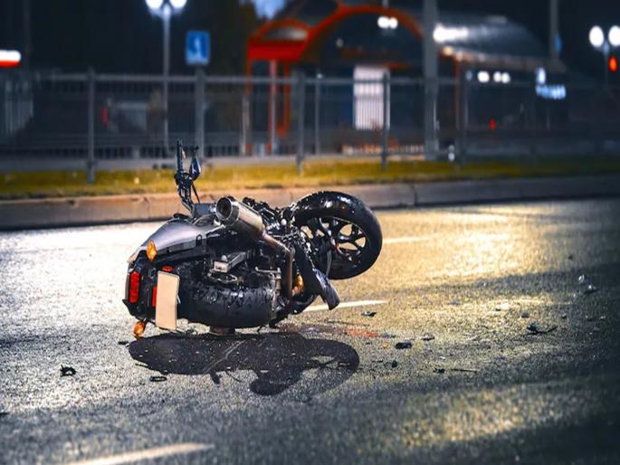 Two friends died on the spot in a bike accident in nashik district | हळदीचा कार्यक्रम आटोपून घराकडे निघाले, पण वाटेत रेसिंगचा नाद जीवावर बेतला; दोन मित्रांचा मृत्यू!