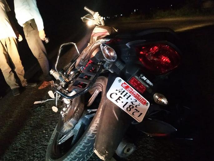 two wheeler rider died in accident in akola | कंटेनरनं दुचाकीस्वाराला तब्बल २ किलोमीटरपर्यंत नेलं फरफटत  two wheeler rider died in accident in akola | कंटेनरनं दुचाकीस्वाराला तब्बल २ किलोमीटरपर्यंत नेलं फरफटत