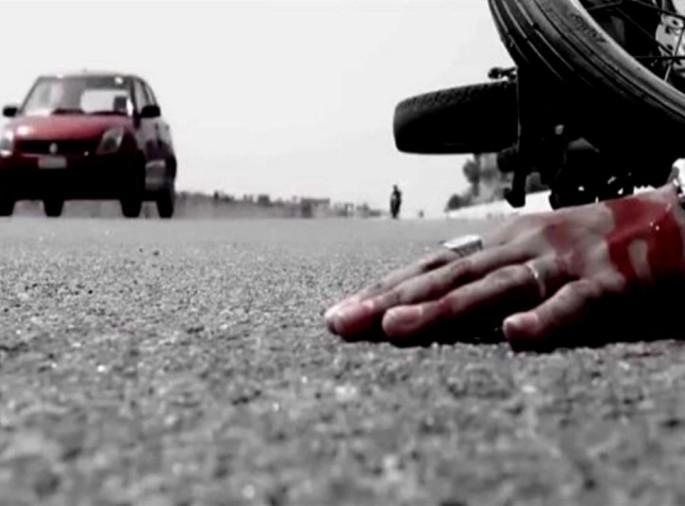 Two-wheeler killed by unidentified vehicle | अज्ञात वाहनाच्या धडकेने दुचाकीस्वार ठार Two-wheeler killed by unidentified vehicle | अज्ञात वाहनाच्या धडकेने दुचाकीस्वार ठार
