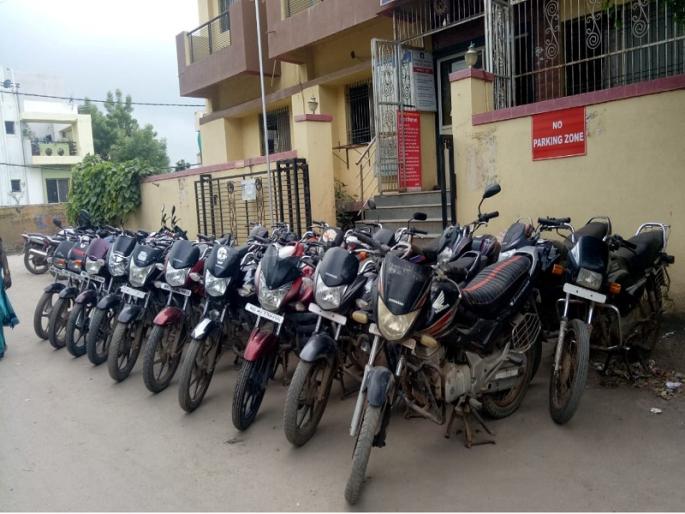 police arrest two theft who stolen bikes for fun | मौजमजेसाठी ऑर्डरनुसार दुचाकी चोरणारा साथीदारासह अटकेत police arrest two theft who stolen bikes for fun | मौजमजेसाठी ऑर्डरनुसार दुचाकी चोरणारा साथीदारासह अटकेत