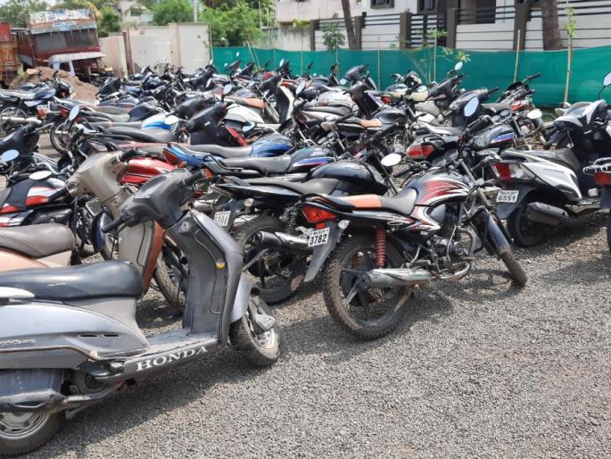 Action taken against 81 persons without masks, fine of Rs 43,000 recovered, 152 vehicles confiscated | विना मास्क फिरणाऱ्यांवर ८१ जणांवर कारवाई, ४३ हजार रुपये दंड वसूल, १५२ वाहने जप्त Action taken against 81 persons without masks, fine of Rs 43,000 recovered, 152 vehicles confiscated | विना मास्क फिरणाऱ्यांवर ८१ जणांवर कारवाई, ४३ हजार रुपये दंड वसूल, १५२ वाहने जप्त