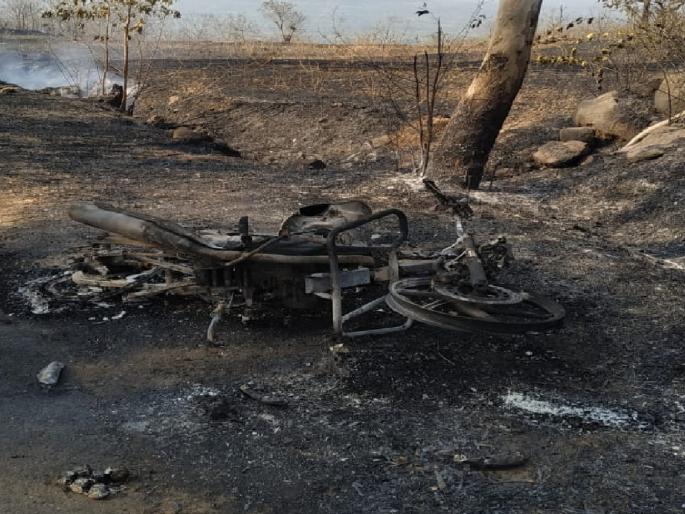 A fire started by an unknown person turns into a wildfire, the two-wheeler burns down; Incident at Uttur in Kolhapur | अज्ञाताने लावलेल्या आगीचे वणव्यात रूपांतर, दुचाकी जळून खाक; कोल्हापुरातील उत्तुर येथील घटना A fire started by an unknown person turns into a wildfire, the two-wheeler burns down; Incident at Uttur in Kolhapur | अज्ञाताने लावलेल्या आगीचे वणव्यात रूपांतर, दुचाकी जळून खाक; कोल्हापुरातील उत्तुर येथील घटना
