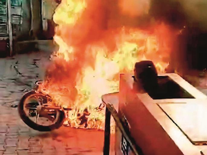 disputes with employees over repairs; The enraged youth set the bike on fire in the showroom itself | दुरुस्तीवरून कर्मचाऱ्यांसोबत वाद; संतापलेल्या तरुणाने शोरूममध्ये नवीन दुचाकी दिली पेटवून disputes with employees over repairs; The enraged youth set the bike on fire in the showroom itself | दुरुस्तीवरून कर्मचाऱ्यांसोबत वाद; संतापलेल्या तरुणाने शोरूममध्ये नवीन दुचाकी दिली पेटवून
