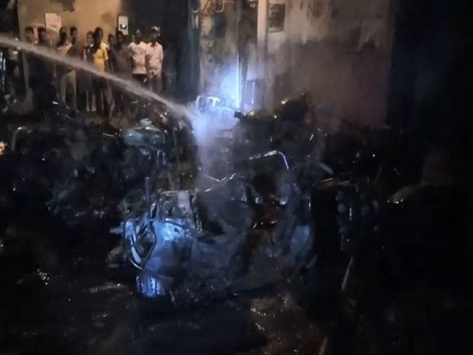 Bicycling session begins; 17 bikes in Sion fire | Video : दुचाकी जळीतकांड सत्र सुरूच; सायन येथे १७ बाईक्सना लावली आग Bicycling session begins; 17 bikes in Sion fire | Video : दुचाकी जळीतकांड सत्र सुरूच; सायन येथे १७ बाईक्सना लावली आग