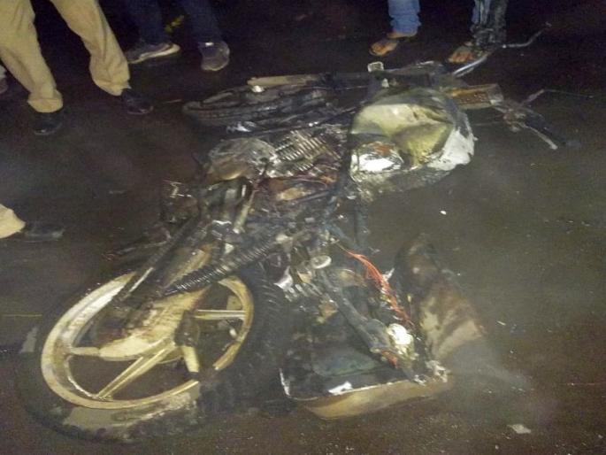 Beat Marshall cops hit two-wheeler; Vehicles explode | बीट मार्शल पोलिसांच्या दुचाकीला धडक; वाहनांचा उडाला भडका Beat Marshall cops hit two-wheeler; Vehicles explode | बीट मार्शल पोलिसांच्या दुचाकीला धडक; वाहनांचा उडाला भडका