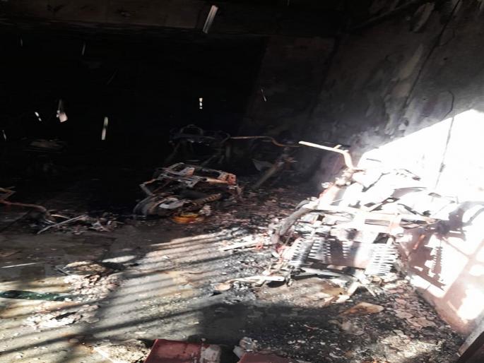 Fire at electric bike charging point in Ambernath | अंबरनाथमध्ये इलेक्ट्रिक बाईक चार्जिंग पॉइंटला आग; इमारतीमधील दुकानात आग लागल्यानं धुराचे मोठे लोट Fire at electric bike charging point in Ambernath | अंबरनाथमध्ये इलेक्ट्रिक बाईक चार्जिंग पॉइंटला आग; इमारतीमधील दुकानात आग लागल्यानं धुराचे मोठे लोट