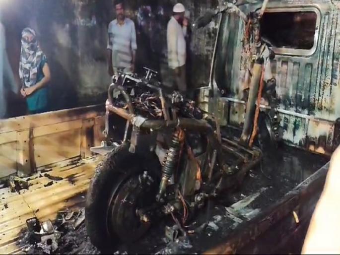 Electric bike suddenly caught fire, only one wire in the area   | इलेक्ट्रिक दुचाकीला अचानक आग, परिसरात एकच तारांबळ   Electric bike suddenly caught fire, only one wire in the area   | इलेक्ट्रिक दुचाकीला अचानक आग, परिसरात एकच तारांबळ