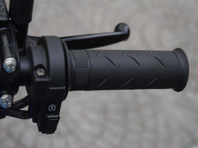 Handygrip on the bike | दुचाकीवरील हॅण्डग्रीप Handygrip on the bike | दुचाकीवरील हॅण्डग्रीप