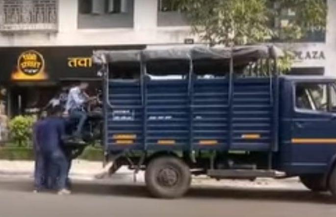 Vehicles in 'no parking' lift up but in the rules | ‘नो पार्किंग’ मधील वाहने उचला पण जरा नियमात