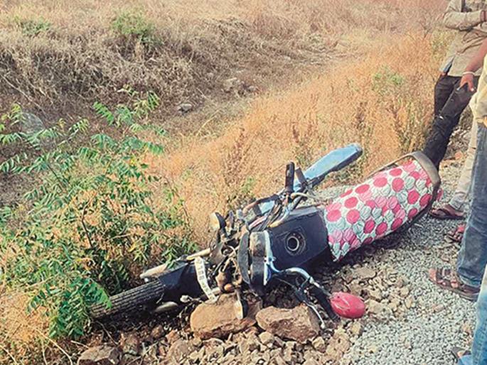 Beed: Car thrashes 200 feet, mother dies in front of child's eyes | Beed: दुर्दैवी! कारने दोनशे फूट फरफटत नेले, आईचा मुलाच्या डोळ्यासमोर मृत्यू Beed: Car thrashes 200 feet, mother dies in front of child's eyes | Beed: दुर्दैवी! कारने दोनशे फूट फरफटत नेले, आईचा मुलाच्या डोळ्यासमोर मृत्यू