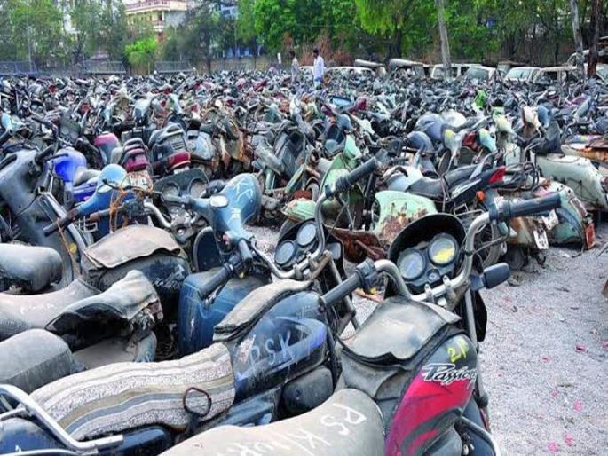 Police search for the owners of 4 unmanned vehicles in 'Bhangar' | पोलिसांनी घेतला १११ बेवारस वाहनांच्या मालकांचा शोध Police search for the owners of 4 unmanned vehicles in 'Bhangar' | पोलिसांनी घेतला १११ बेवारस वाहनांच्या मालकांचा शोध