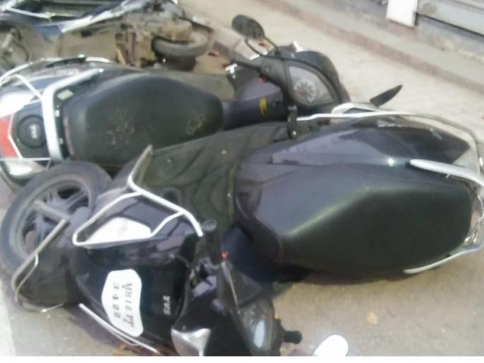 vehicles were vandalise in sinhagad road | आधी गाड्यांची ताेडफाेड ; आता गाड्या पाडून दहशतीचा प्रयत्न vehicles were vandalise in sinhagad road | आधी गाड्यांची ताेडफाेड ; आता गाड्या पाडून दहशतीचा प्रयत्न