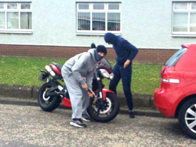 Both stole a motorcycle by stabbing a knife and stuck them | चाकूचा धाक दाखवून दुचाकी चोरणाऱ्या दोघांना अटक Both stole a motorcycle by stabbing a knife and stuck them | चाकूचा धाक दाखवून दुचाकी चोरणाऱ्या दोघांना अटक