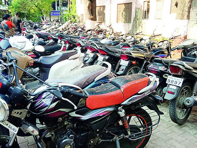 CoronaVirus Lockdown: | CoronaVirus Lockdown : सांगलीत पोलिसांकडून दोनशेवर दुचाकी जप्त  CoronaVirus Lockdown: | CoronaVirus Lockdown : सांगलीत पोलिसांकडून दोनशेवर दुचाकी जप्त