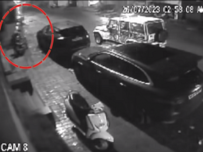 Youth's bike lost, found on CCTV to have been run away by police; What is the matter? | तरुणाची दुचाकी हरवली, सीसीटीव्हीत पोलिसानेच पळवल्याचे आढळले; काय आहे प्रकरण? Youth's bike lost, found on CCTV to have been run away by police; What is the matter? | तरुणाची दुचाकी हरवली, सीसीटीव्हीत पोलिसानेच पळवल्याचे आढळले; काय आहे प्रकरण?