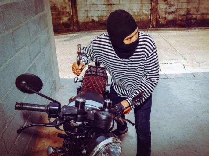 Nashikkar beware ....! Two-wheelers and four-wheelers are being killed by thieves | नाशिककर सावधान....! दुचाकी, चारचाकींवर सर्रासपणे चोरट्यांकडून मारला जातोय डल्ला