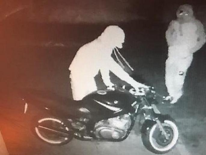 'Dhoomdhoom' of thieves in Aurangabad; Thieves steal hundred bikes a month | औरंगाबादेत चोरट्यांचे 'धुमधूम'; महिन्याला शंभरावर दुचाकी घेऊन चोरटे सुसाट 'Dhoomdhoom' of thieves in Aurangabad; Thieves steal hundred bikes a month | औरंगाबादेत चोरट्यांचे 'धुमधूम'; महिन्याला शंभरावर दुचाकी घेऊन चोरटे सुसाट