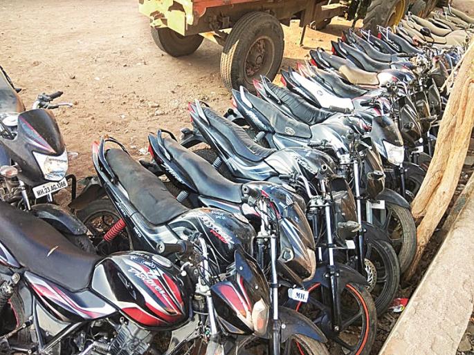 They stolen bike to fulfill the dream of a wife's car | बायकोचे कारचे स्वप्न पूर्ण करण्यासाठी चोरल्या दुचाकी