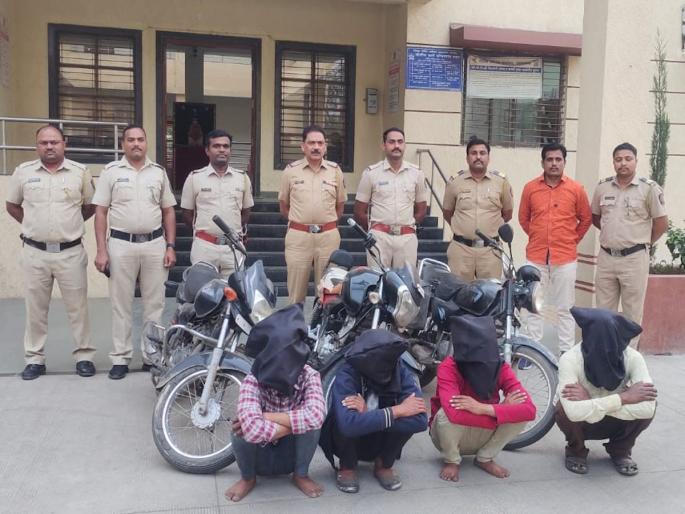 Police nabbed four bike thieves in Kopargaon ahmednagar Three bikes were seized | अहमदनगर : कोपरगावात पोलिसांनी चार दुचाकी चोरांच्या मुसक्या आवळल्या; तीन दुचाकी केल्या हस्तगत Police nabbed four bike thieves in Kopargaon ahmednagar Three bikes were seized | अहमदनगर : कोपरगावात पोलिसांनी चार दुचाकी चोरांच्या मुसक्या आवळल्या; तीन दुचाकी केल्या हस्तगत