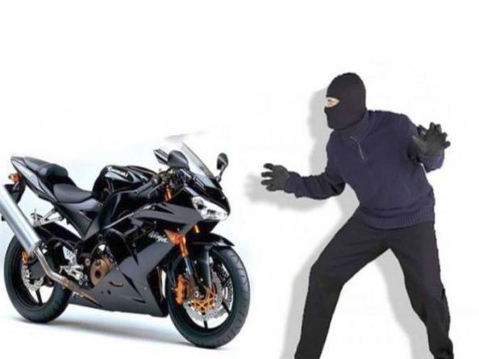 Thieves fleeing bike's from the gates of Nashikites | नाशिककरांच्या दारांमधून चोरट्यांनी पळविल्या दुचाकी Thieves fleeing bike's from the gates of Nashikites | नाशिककरांच्या दारांमधून चोरट्यांनी पळविल्या दुचाकी