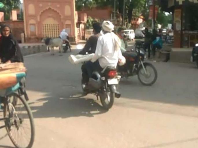 father brought son body on bike to conduct postmortem in uttar pradesh sitapur | हृदयद्रावक! बापाला शवविच्छेदनासाठी बाईकवरून न्यावा लागला मुलाचा मृतदेह father brought son body on bike to conduct postmortem in uttar pradesh sitapur | हृदयद्रावक! बापाला शवविच्छेदनासाठी बाईकवरून न्यावा लागला मुलाचा मृतदेह