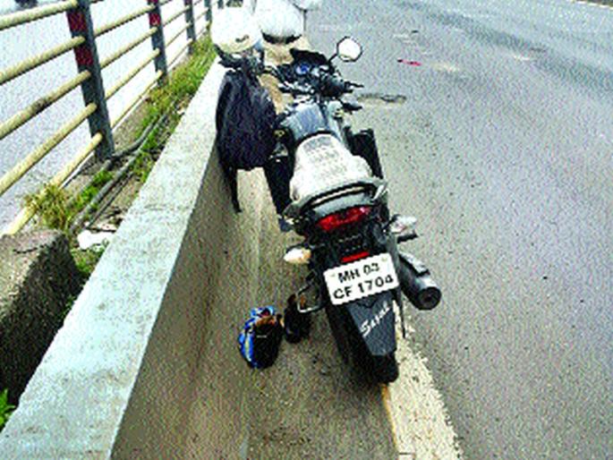 Kolhapur: On the stolen bike, the 'Police', who are going to the police station, are arrested and suspected | कोल्हापूर : चोरीच्या दुचाकीवर ‘पोलीस’ लिहून फिरणाऱ्यास अटक, संशयित देवाळेतील Kolhapur: On the stolen bike, the 'Police', who are going to the police station, are arrested and suspected | कोल्हापूर : चोरीच्या दुचाकीवर ‘पोलीस’ लिहून फिरणाऱ्यास अटक, संशयित देवाळेतील