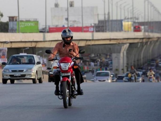 Can you talk to your girlfriend even if you park the bike on the side | बाईक बाजूला उभी करूनही मैत्रिणीशी बोलता येईल की भावा! Can you talk to your girlfriend even if you park the bike on the side | बाईक बाजूला उभी करूनही मैत्रिणीशी बोलता येईल की भावा!