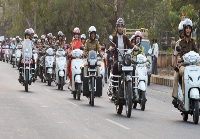 Women police officer-employee rides on two-wheeler for public awareness in Helmets | हेल्मेट जनजागृतीसाठी नाशिकमध्ये महिला पोलीस अधिकारी-कर्मचारी दुचाकीवर स्वार  Women police officer-employee rides on two-wheeler for public awareness in Helmets | हेल्मेट जनजागृतीसाठी नाशिकमध्ये महिला पोलीस अधिकारी-कर्मचारी दुचाकीवर स्वार