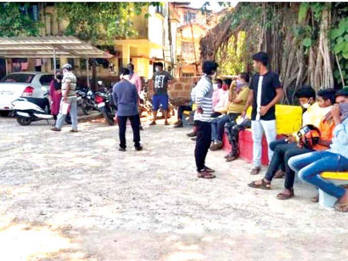 CoronaVirus Lockdown: Crowds at police stations to seize vehicles | CoronaVirus Lockdown : वाहने ताब्यात घेण्यासाठी पोलीस स्थानकात गर्दी CoronaVirus Lockdown: Crowds at police stations to seize vehicles | CoronaVirus Lockdown : वाहने ताब्यात घेण्यासाठी पोलीस स्थानकात गर्दी