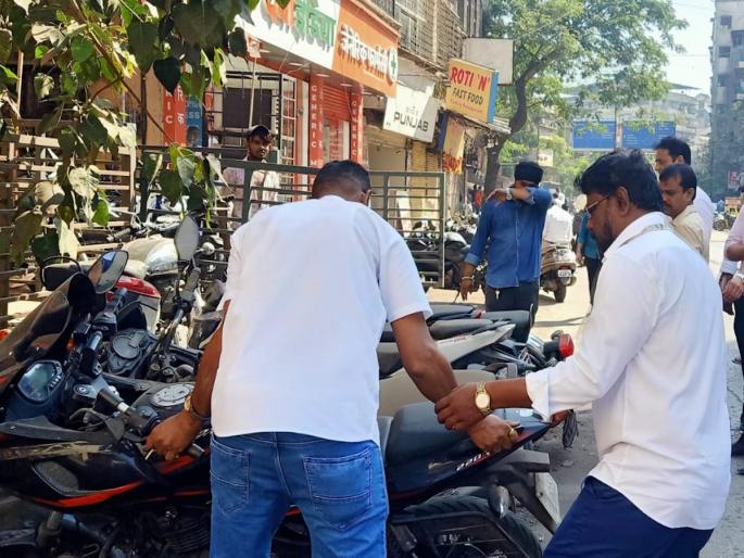 Encroachment department action on vehicles on KB road in Ulhasnagar | उल्हासनगरातील केबी रस्त्यावरील वाहनांवर अतिक्रमण विभागाची कारवाई Encroachment department action on vehicles on KB road in Ulhasnagar | उल्हासनगरातील केबी रस्त्यावरील वाहनांवर अतिक्रमण विभागाची कारवाई