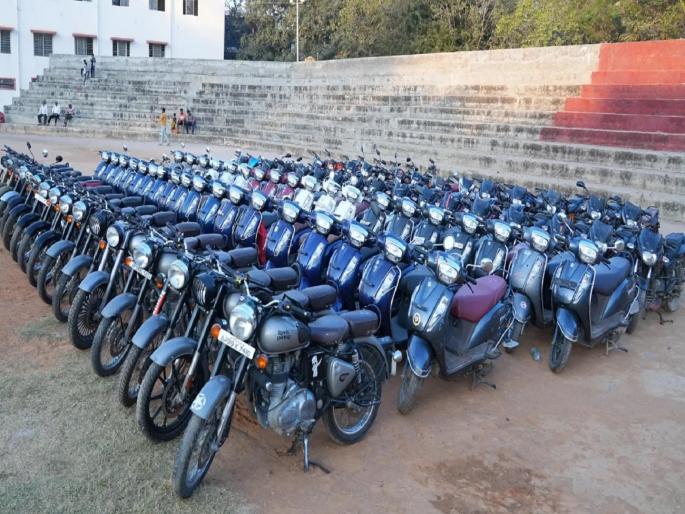 andhra-pradesh-police-arrest-man-who-stole-hundred-bikes | 'हे शोरुम नाही, चोराचे बाईक कलेक्शन आहे...', तरुणाने चोरल्या 100 गाड्या; पोलिसही चक्रावले andhra-pradesh-police-arrest-man-who-stole-hundred-bikes | 'हे शोरुम नाही, चोराचे बाईक कलेक्शन आहे...', तरुणाने चोरल्या 100 गाड्या; पोलिसही चक्रावले
