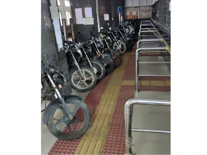 RTO action on rapido vehicle for transporting illegal passengers in Nagpur, 43 taxi-bike seized | नागपुरात आरटीओची धडाक्यात कारवाई, अवैध प्रवासी वाहतूक करणाऱ्या तब्बल ४३ टॅक्सी-बाइक जप्त