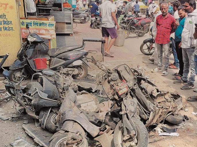 Heat and Run in Chhatrapati Sambhajinagar; Rada while stealing a car, crushed 4 bikes on the road | छत्रपती संभाजीनगरात 'हिट अँड रन'; कार चोरून नेताना राडा, रस्त्यातील ४ दुचाकींचा चुराडा Heat and Run in Chhatrapati Sambhajinagar; Rada while stealing a car, crushed 4 bikes on the road | छत्रपती संभाजीनगरात 'हिट अँड रन'; कार चोरून नेताना राडा, रस्त्यातील ४ दुचाकींचा चुराडा