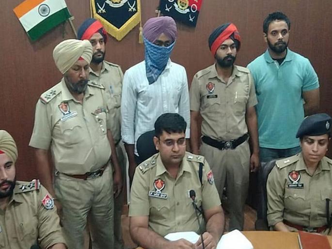 Heroin found with Indian army soldier Bikramjeet Singh; He was smuggling it from Srinagar to Punjab, the arrest creates a stir | लष्करी जवानाकडे हेरॉईन सापडले; श्रीनगरहून पंजाबला करत होता तस्करी, अटकेमुळे खळबळ Heroin found with Indian army soldier Bikramjeet Singh; He was smuggling it from Srinagar to Punjab, the arrest creates a stir | लष्करी जवानाकडे हेरॉईन सापडले; श्रीनगरहून पंजाबला करत होता तस्करी, अटकेमुळे खळबळ