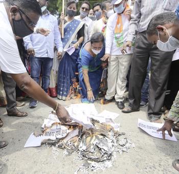 Siege to sub station, burning electricity bill | सब स्टेशनला घेराव, वीज बिल जाळले Siege to sub station, burning electricity bill | सब स्टेशनला घेराव, वीज बिल जाळले