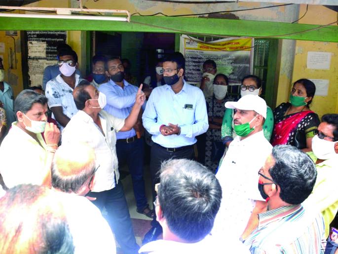 BJP besieges power officials in Malwana, aggressive role in increased bill issue | भाजपाकडून मालवणात वीज अधिकाऱ्यांना घेराव, वाढीव बिलप्रकरणी आक्रमक भूमिका BJP besieges power officials in Malwana, aggressive role in increased bill issue | भाजपाकडून मालवणात वीज अधिकाऱ्यांना घेराव, वाढीव बिलप्रकरणी आक्रमक भूमिका