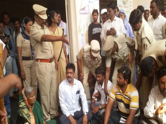 Rada on sand auction in Biloli tehsil; Non-bailable warrant against 10 accused | बिलोली तहसीलमध्ये वाळू लिलावावरून राडा; १० जणांवर अजामीनपात्र गुन्हा दाखल Rada on sand auction in Biloli tehsil; Non-bailable warrant against 10 accused | बिलोली तहसीलमध्ये वाळू लिलावावरून राडा; १० जणांवर अजामीनपात्र गुन्हा दाखल