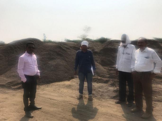 Five thousand brass of Biloli seized illegal sand stocks | बिलोली येथे पाच हजार ब्रास अवैध वाळू साठा जप्त Five thousand brass of Biloli seized illegal sand stocks | बिलोली येथे पाच हजार ब्रास अवैध वाळू साठा जप्त