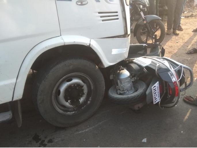 Two people were killed in a bus accident | भरधाव खाजगी बसच्या धडकेत दुचाकीवरील काका-पुतण्याचा मृत्यू Two people were killed in a bus accident | भरधाव खाजगी बसच्या धडकेत दुचाकीवरील काका-पुतण्याचा मृत्यू