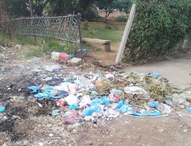 Ten thousand rupees fined to hospital, biomedical waste thrown | रुग्णालयास दहा हजार रुपये दंड, बायोमेडिकल वेस्ट कोंडाळ्यात टाकले Ten thousand rupees fined to hospital, biomedical waste thrown | रुग्णालयास दहा हजार रुपये दंड, बायोमेडिकल वेस्ट कोंडाळ्यात टाकले