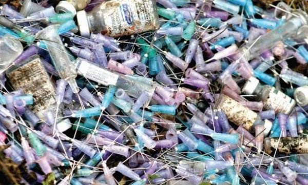 The 'Biomedical West' in the private clinic opened | खासगी दवाखान्यातील ‘बायोमेडिकल वेस्ट’ उघड्यावर The 'Biomedical West' in the private clinic opened | खासगी दवाखान्यातील ‘बायोमेडिकल वेस्ट’ उघड्यावर