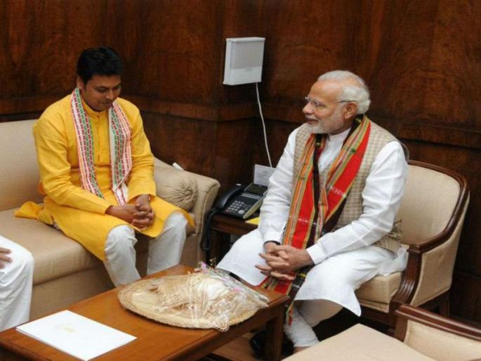 pm narendra modis brothers drives auto claims tripura cm biplab deb | पंतप्रधान मोदींचे भाऊ रिक्षा चालवतात; बिप्लब देब यांचा नवा शोध pm narendra modis brothers drives auto claims tripura cm biplab deb | पंतप्रधान मोदींचे भाऊ रिक्षा चालवतात; बिप्लब देब यांचा नवा शोध