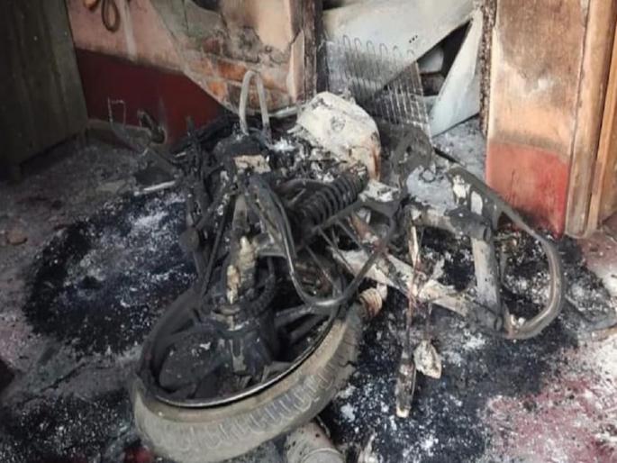 seven people burnt to death in birbhum west bengal | TMC नेत्याच्या हत्येनंतर बीरभूममध्ये हिंसाचार; 5 घरांना लावली आग, 7 जणांचा मृत्यू  seven people burnt to death in birbhum west bengal | TMC नेत्याच्या हत्येनंतर बीरभूममध्ये हिंसाचार; 5 घरांना लावली आग, 7 जणांचा मृत्यू