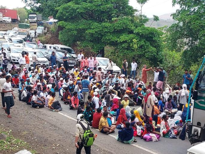birhad morcha at the gates of mumbai protesters blocked the road for 2 hours | बिऱ्हाड मोर्चा मुंबईच्या वेशीवर; मोर्चेकऱ्यांचे रस्ता रोको आंदोलन, २ तासापासून रस्ता जाम birhad morcha at the gates of mumbai protesters blocked the road for 2 hours | बिऱ्हाड मोर्चा मुंबईच्या वेशीवर; मोर्चेकऱ्यांचे रस्ता रोको आंदोलन, २ तासापासून रस्ता जाम