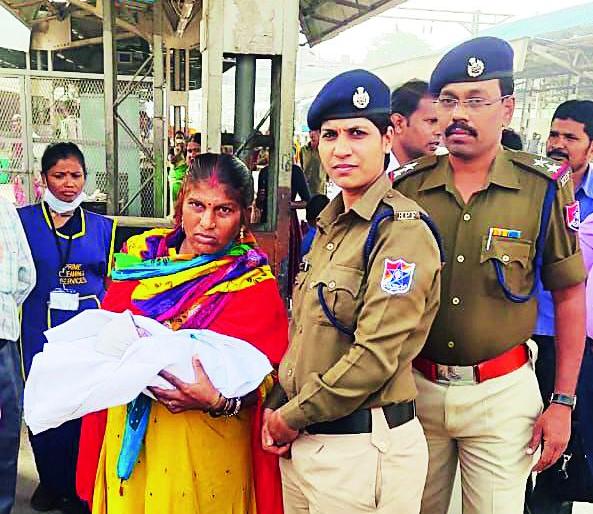Woman gives birth to baby at train station | महिलेने नागपूर रेल्वेस्थानकावरच दिला बाळाला जन्म Woman gives birth to baby at train station | महिलेने नागपूर रेल्वेस्थानकावरच दिला बाळाला जन्म